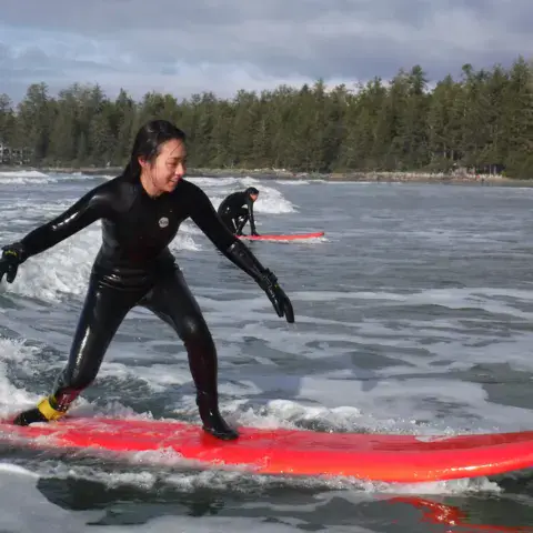 Surfeuse en équilibre sur sa planche