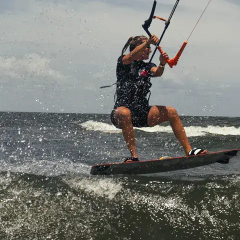 Rider en kitesurf sur le lac Nicaragua