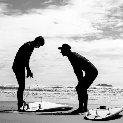 Préparation des planches sur la plage avant la séance