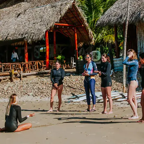 Briefing du groupe sur la plage avant la session