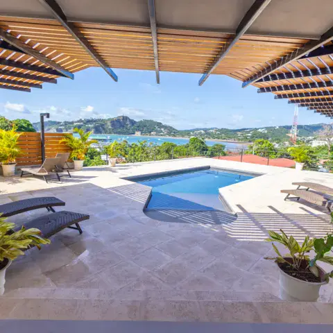 La piscine de la villa, avec vue sur la baie