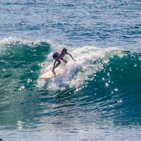 Surfeuse sur une vague