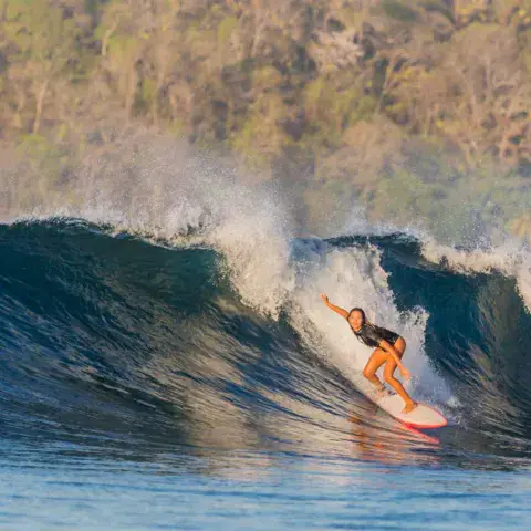 Surf sur une vague de la côte de Santa Catalina