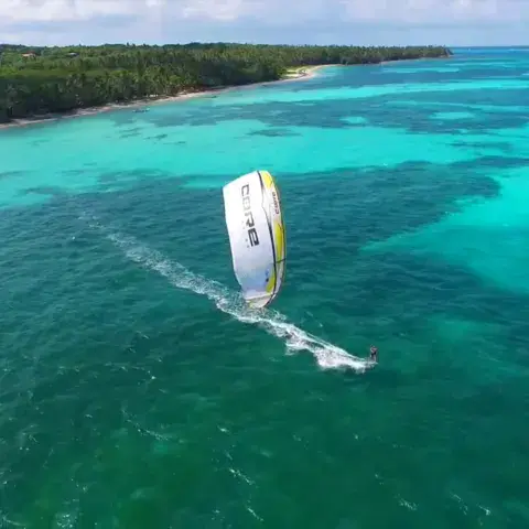 Kitesurf sur une eau turquoise, vue aérienne
