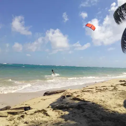 Un rider au large, vu depuis la plage