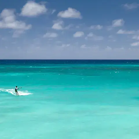 Session de kitesurf sur la mer des Caraïbes