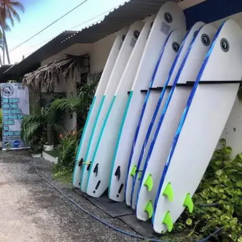 Planches de location rangées contre le mur