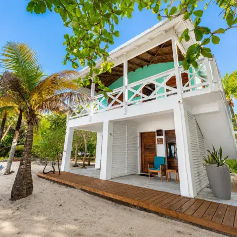 Une cabane en bord de plage