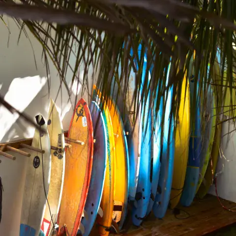 Rack de planches de surf colorées