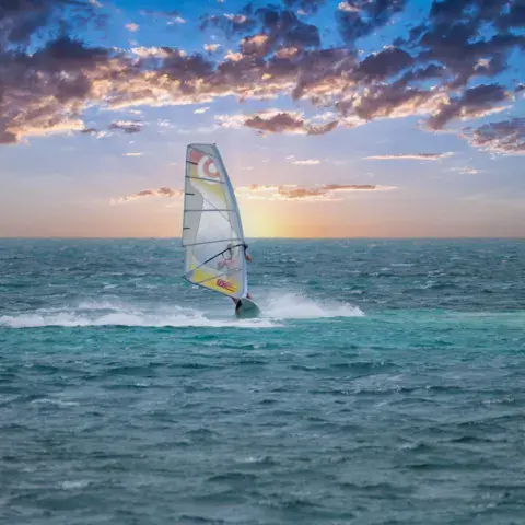 Deux planches à voile sur l'atoll