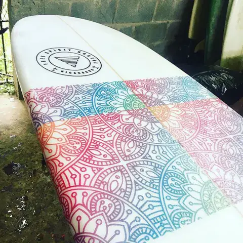 Camionnette de l'école avec les planches, sur la plage