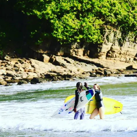 Une surfeuse sur une vague