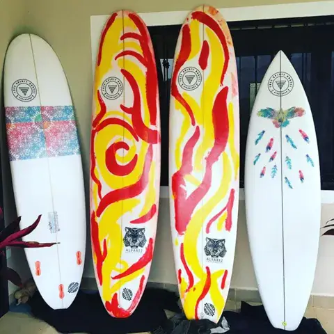 Planches sur mesure fabriquées à l'atelier Alvarez Surfboards