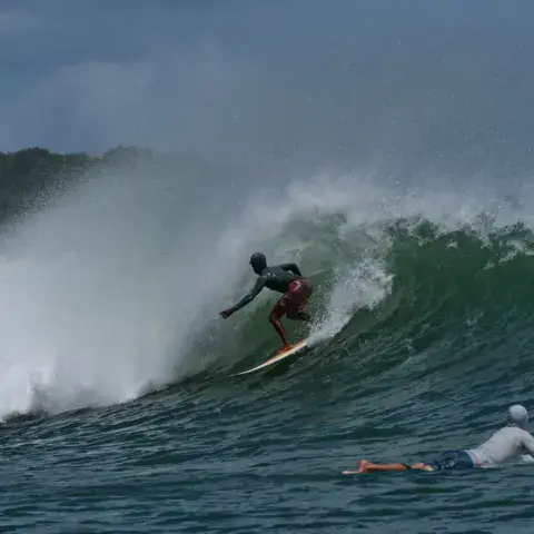 Vague tubulaire au spot d'El Peñón
