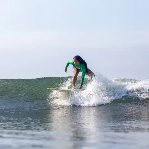 Surfeuse sur une vague
