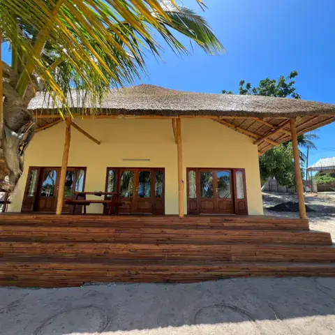 Villa avec terrasse en bois face à la plage