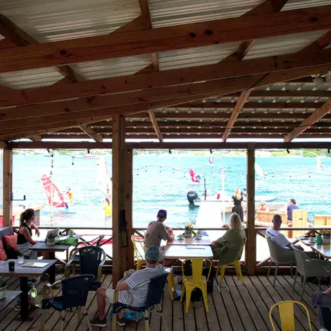 Café de plage couvert au bord de l'eau