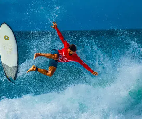 Surfeur sur une vague