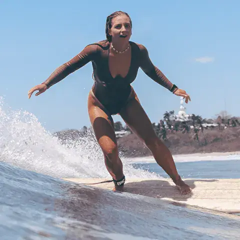 Surfeuse sur une vague