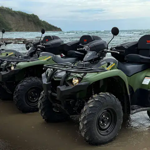 Quads garés au bord de l'eau, proposés en sortie