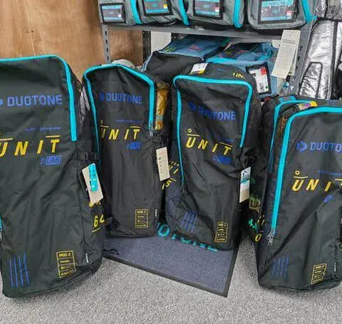 Sacs d'ailes de wing foil exposés en magasin