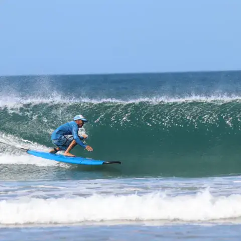 Surfeur sur une vague
