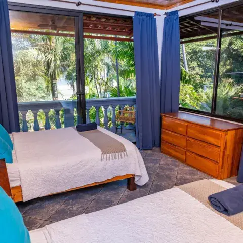 Chambre avec balcon sur la cour