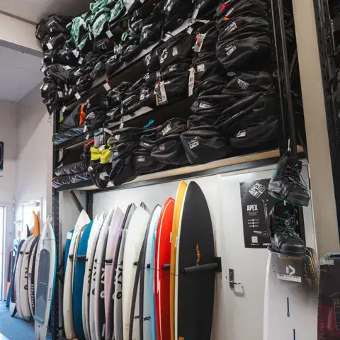 Mur de sacs et housses de matériel au-dessus des planches