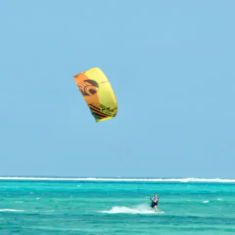 Kitesurfeur sur une eau turquoise