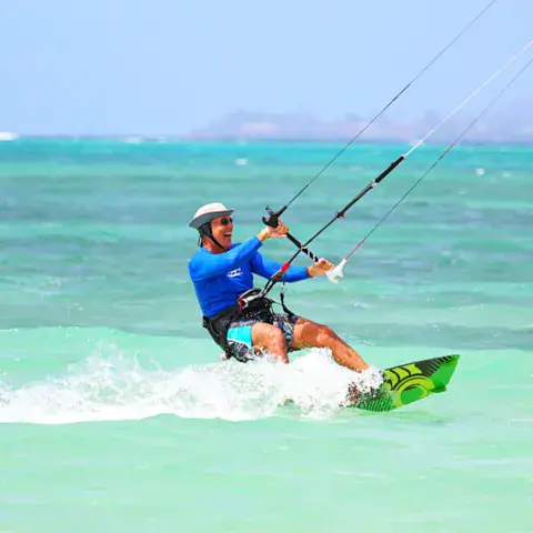 Kitesurfeur dans une eau peu profonde