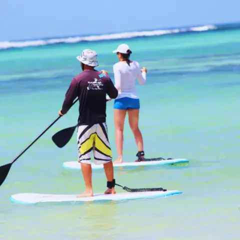 Sortie en stand up paddle dans une eau peu profonde
