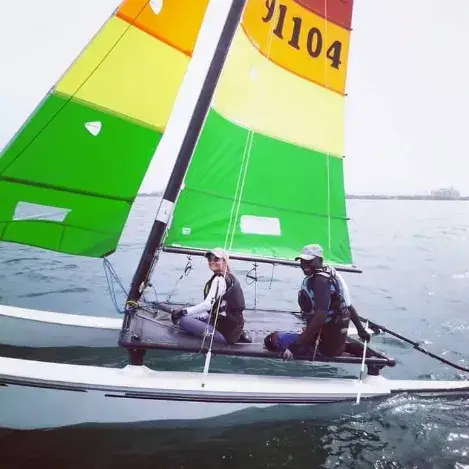 Équipage sur un catamaran de sport sous voile