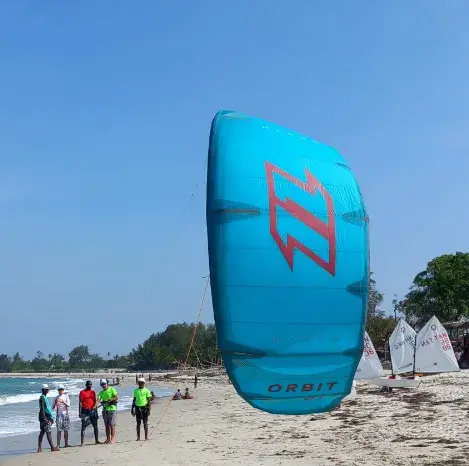 Kite gonflé sur la plage, groupe au loin