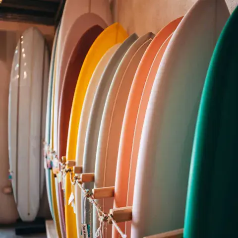 Rangée de planches colorées