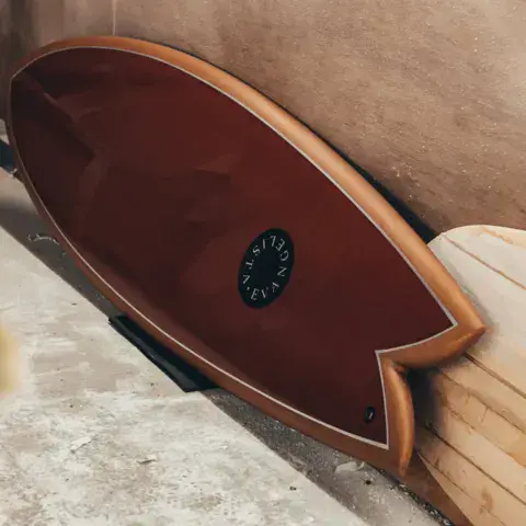 Planche en bois à l'atelier