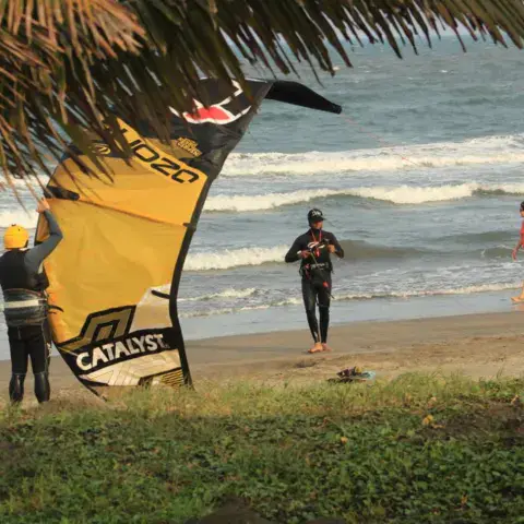 Aile de kite gonflée sur la plage