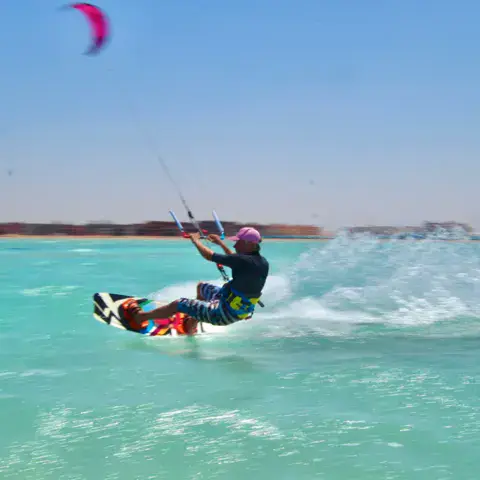 Kitesurfeur dans les éclaboussures sur une eau turquoise