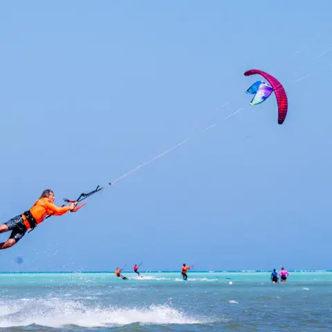 Kitesurfeur en saut au-dessus de la lagune