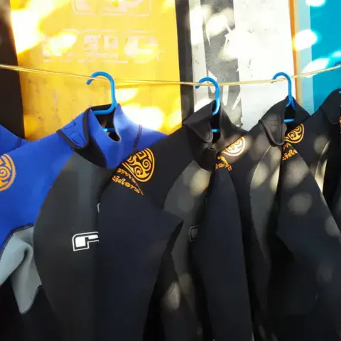 Combinaisons accrochées en boutique
