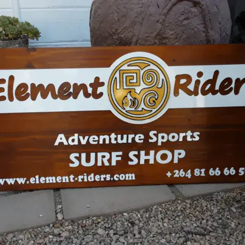 Enseigne en bois du magasin Element Riders