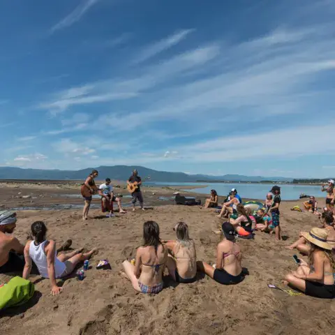 Groupe réuni sur la plage pour une activité