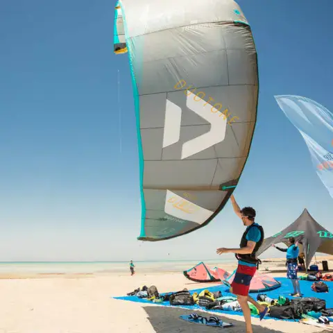 Espace kite sur la plage avec tente et drapeau