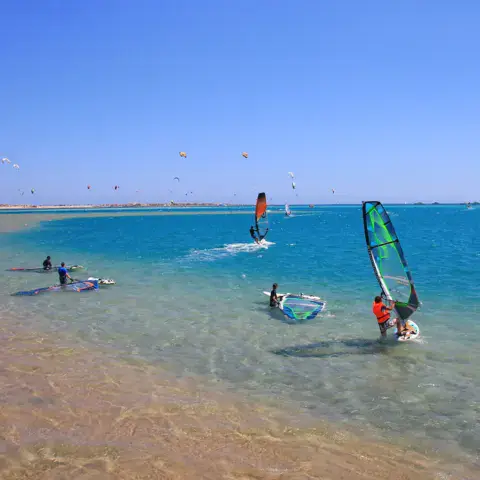 Planchistes et kitesurfeurs sur le lagon peu profond
