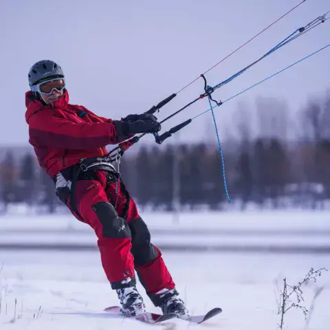 Kiter sur la neige en hiver