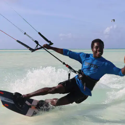 Kitesurfeur qui glisse sur le lagon peu profond