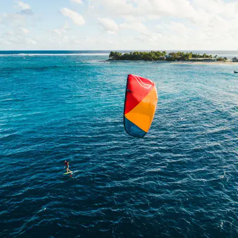 Kite foil sur eau turquoise