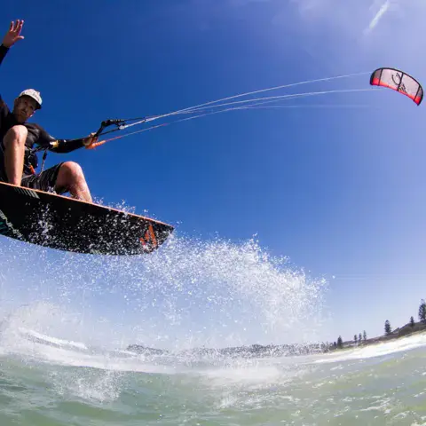 Kitesurfeur en plein saut