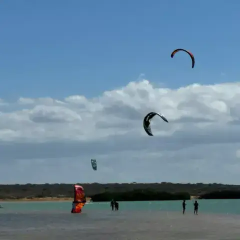 Kites dans le ciel sur le spot de Punta Gallinas