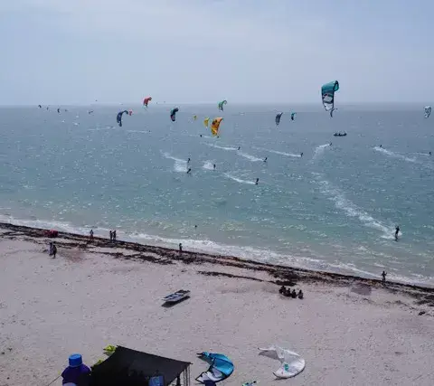 Nombreux kites en l'air sur la plage lors du Kite Fest Guajira à Mayapo