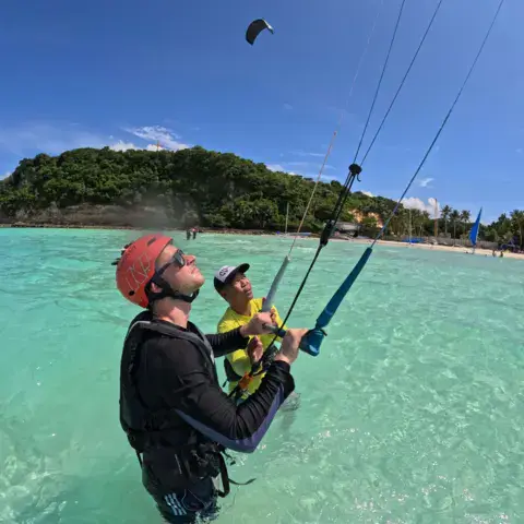 Cours de kitesurf dans l'eau peu profonde de Bulabog
